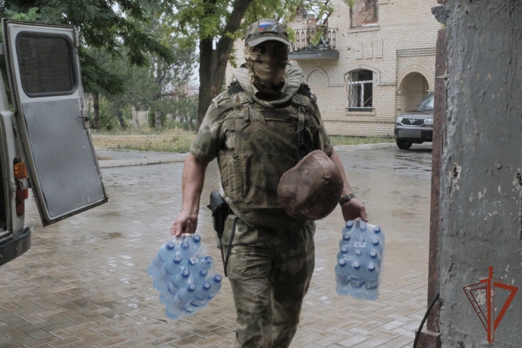 В ДНР Росгвардия и военные священники оказывают гуманитарную помощь монастырям (видео)