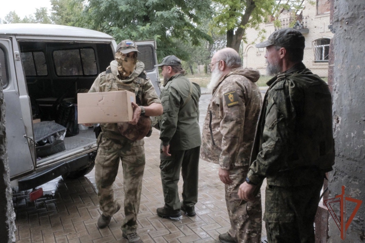 В ДНР Росгвардия и военные священники оказывают гуманитарную помощь монастырям (видео)
