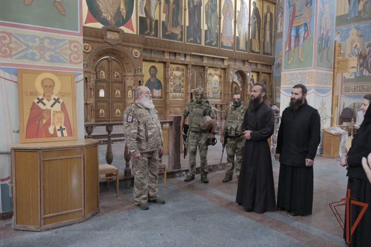 В ДНР Росгвардия и военные священники оказывают гуманитарную помощь монастырям (видео)