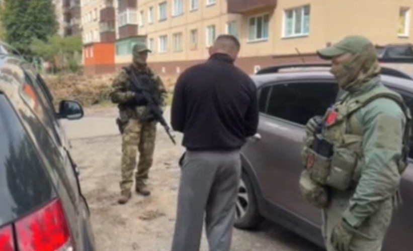 Спецназ Росгвардии оказал содействие при задержании в Курске подозреваемых в вымогательстве и незаконном лишении свободы (видео)