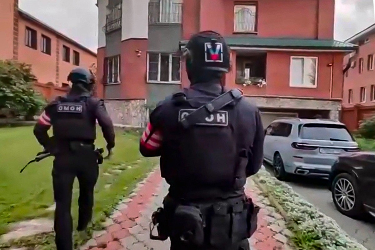 При силовой поддержке спецназа Росгвардии в Иркутской области задержаны подозреваемые в мошенничестве  (видео)