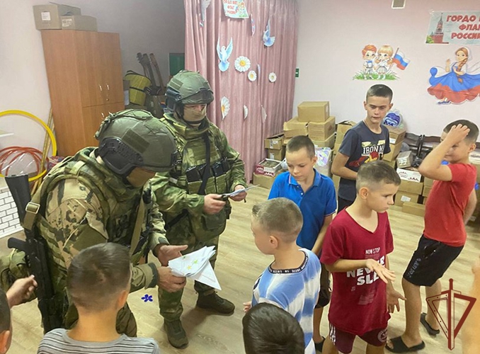 Росгвардейцы помогли подготовиться к школе детям в Запорожской и Херсонской областях (видео)