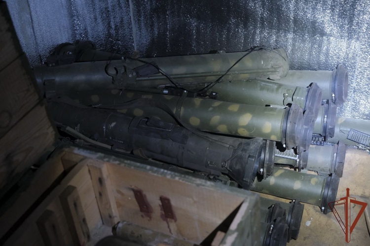 Военнослужащие Росгвардии обнаружили брошенный командно-наблюдательный пункт ВСУ с образцами иностранного оружия в одном из освобождённых сёл ДНР (видео)