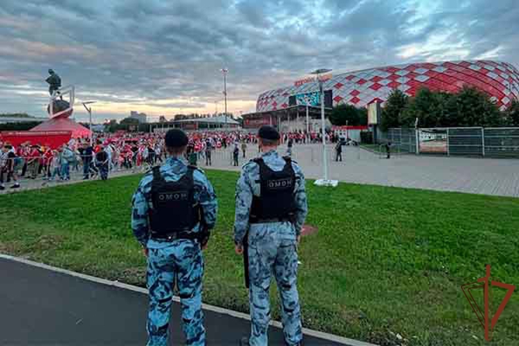 Столичные росгвардейцы обеспечили правопорядок на футбольном матче в Москве