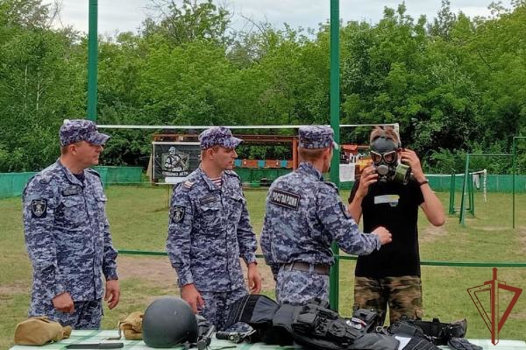 Юные сибиряки продолжают знакомиться с особенностями службы войск правопорядка в рамках акции «Каникулы с Росгвардией» 