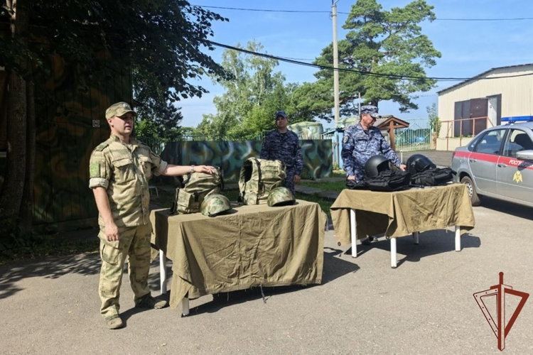 Юные сибиряки продолжают знакомиться с особенностями службы войск правопорядка в рамках акции «Каникулы с Росгвардией» 