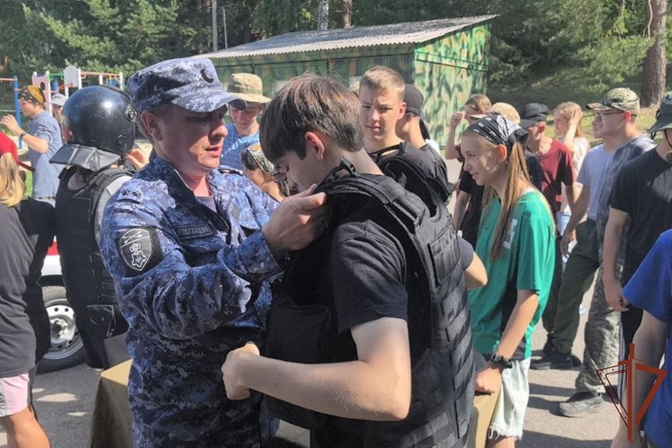 Юные сибиряки продолжают знакомиться с особенностями службы войск правопорядка в рамках акции «Каникулы с Росгвардией» 