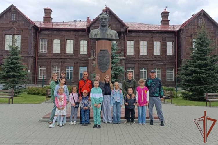 В рамках акции «Каникулы с Росгвардией» юных сибиряков продолжают знакомить с особенностями службы в подразделениях ведомства