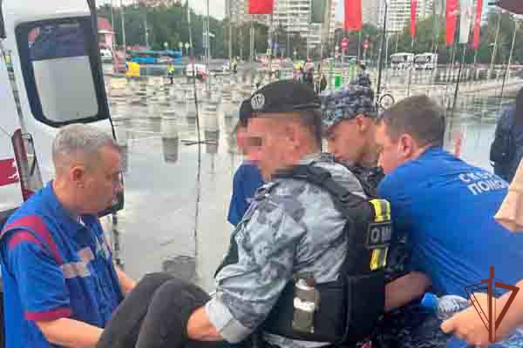 Росгвардейцы пришли на помощь женщине, внезапно потерявшей сознание на улице
