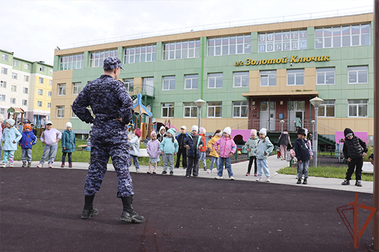 Мероприятия с подрастающим поколением провели росгвардейцы в Восточном округе 