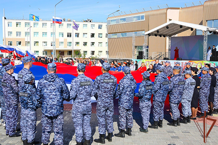 В Восточном округе Росгвардии прошли мероприятия, приуроченные ко Дню Государственного флага России