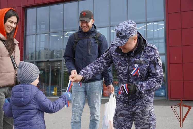 В Северо-Западном округе Росгвардии прошли мероприятия ко Дню Государственного флага