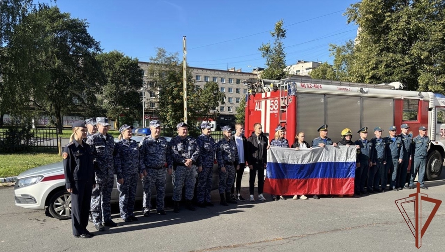 В Северо-Западном округе Росгвардии прошли мероприятия ко Дню Государственного флага