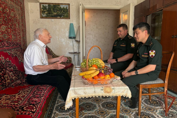 В Дагестане росгвардейцы поздравили с 98-летием ветерана Великой Отечественной войны 