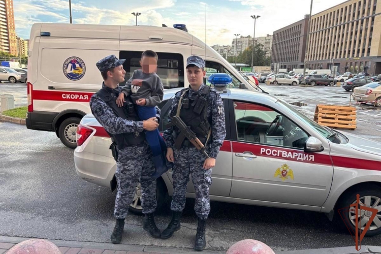 В Санкт-Петербурге росгвардейцы вернули матери потерявшегося ребенка