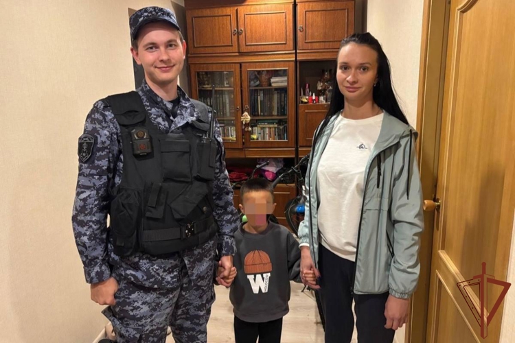 В Санкт-Петербурге росгвардейцы вернули матери потерявшегося ребенка
