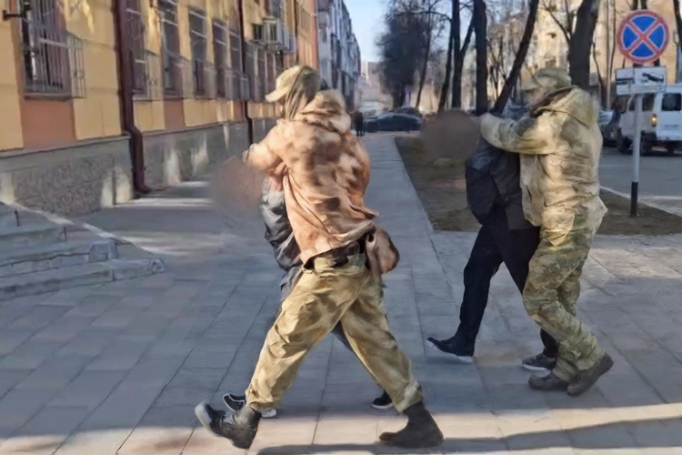 При силовой поддержке ОМОН Росгвардии в Кузбассе пресечена деятельность нарколаборатории (видео)