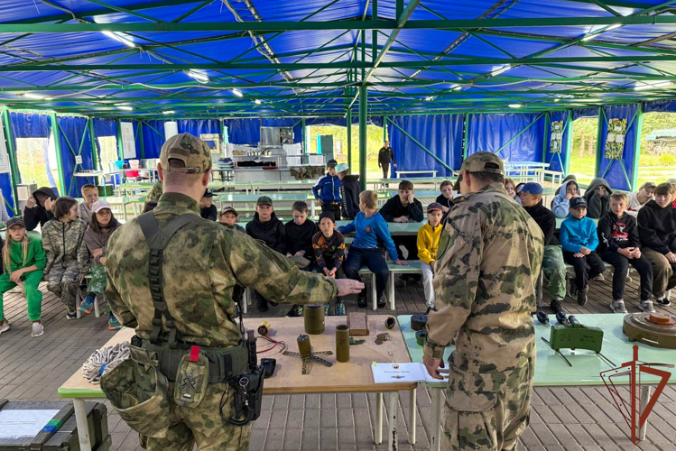 Юные сибиряки продолжают знакомиться с особенностями службы войск правопорядка в рамках акции «Каникулы с Росгвардией» 