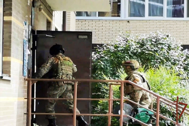 СОБР Росгвардии в Хакасии оказал силовую поддержку при задержании подозреваемого в заведомо ложном сообщении об акте терроризма (видео)