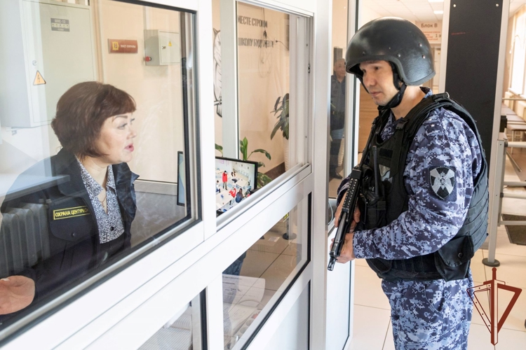 Росгвардия в регионах Сибири участвует в проверке готовности объектов образования к новому учебному году
