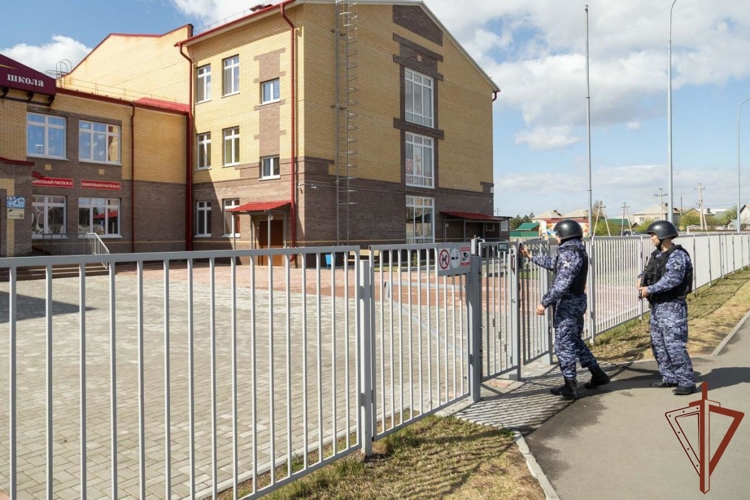 Росгвардия в регионах Сибири участвует в проверке готовности объектов образования к новому учебному году