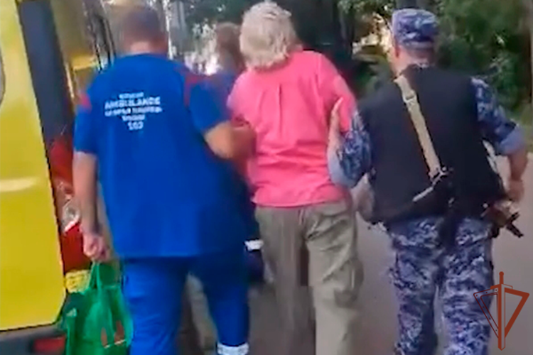 Росгвардейцы пришли на помощь пенсионерке, потерявшей сознание на одной из улиц Москвы (видео)