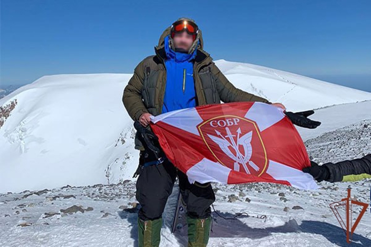 Сотрудник спецназа столичного главка Росгвардии совершил восхождение на Эльбрус