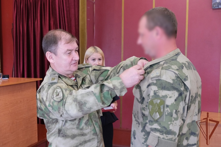 Заместитель командующего Центральным округом вручил награды отличившимся росгвардейцам в Курской области