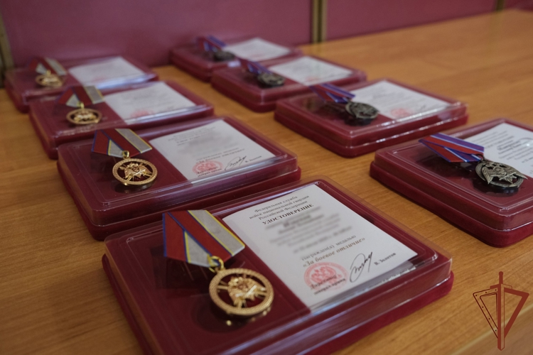 Заместитель командующего Центральным округом вручил награды отличившимся росгвардейцам в Курской области