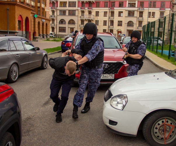 В Подмосковье росгвардейцы отработали действия по защите охраняемых автомобилей и их владельцев (видео)