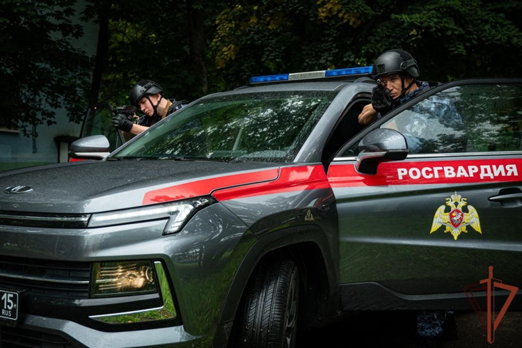 Росгвардейцы принимают участие во всероссийских антитеррористических учениях в образовательных учреждениях Центральной России (видео)