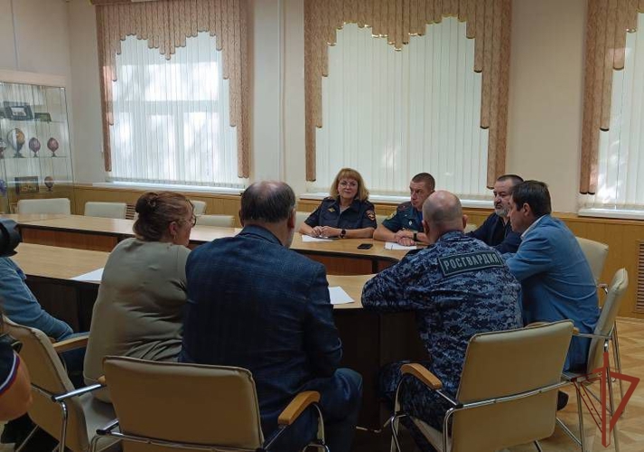 Росгвардейцы принимают участие во всероссийских антитеррористических учениях в образовательных учреждениях Центральной России (видео)