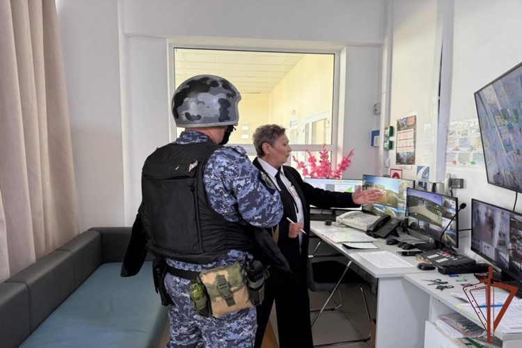Росгвардейцы принимают участие во всероссийских антитеррористических учениях в образовательных учреждениях Центральной России (видео)