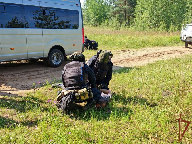 Сотрудники псковского ОМОН «Кром» Росгвардии отработали вводные задачи по задержанию преступников (видео)
