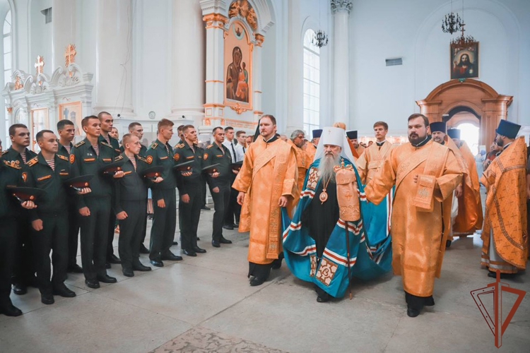 Военный оркестр специального моторизованного Измайловского полка Северо-Западного округа Росгвардии выступил на 190-летии со дня освящения Смольного Собора