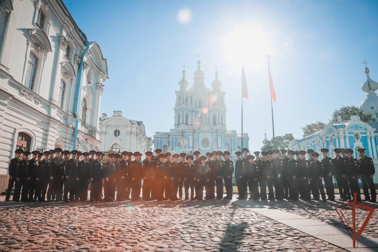 Военный оркестр специального моторизованного Измайловского полка Северо-Западного округа Росгвардии выступил на 190-летии со дня освящения Смольного Собора