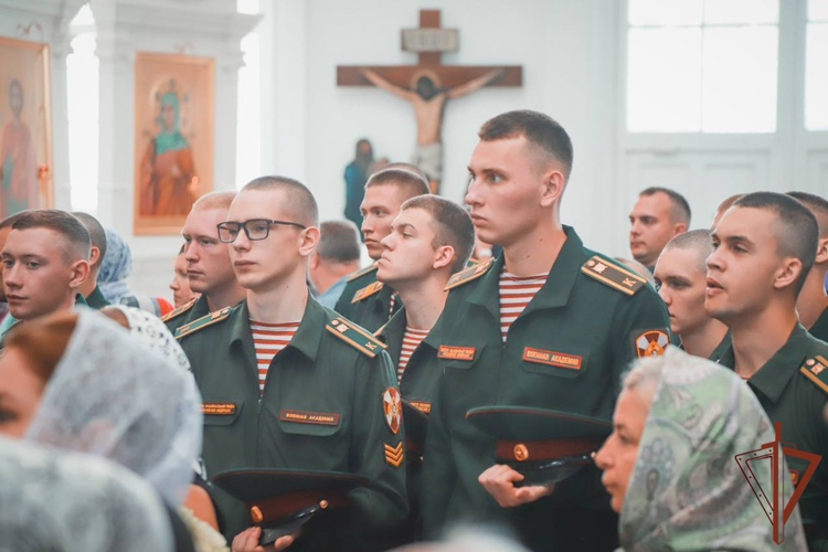 Военный оркестр специального моторизованного Измайловского полка Северо-Западного округа Росгвардии выступил на 190-летии со дня освящения Смольного Собора