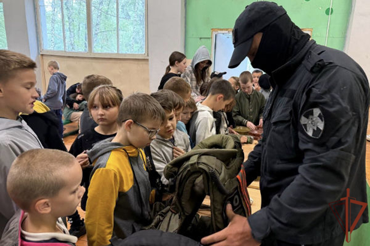 В Ульяновске сотрудники СОБР «Пламя» провели урок мужества для воспитанников детского лагеря