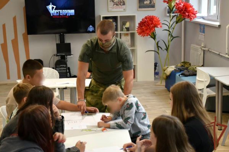 Урок безопасности для детей из ЛНР провели сотрудники спецназа Росгвардии из Москвы