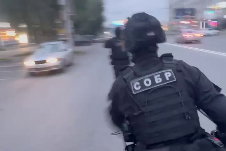 При содействии спецназа Росгвардии в Новосибирске задержаны подозреваемые в осуществлении неправомерного оборота средств платежей (видео)