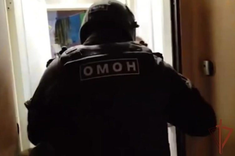 Пособники телефонных мошенников задержаны в Санкт-Петербурге при силовой поддержке ОМОН Росгвардии (видео)