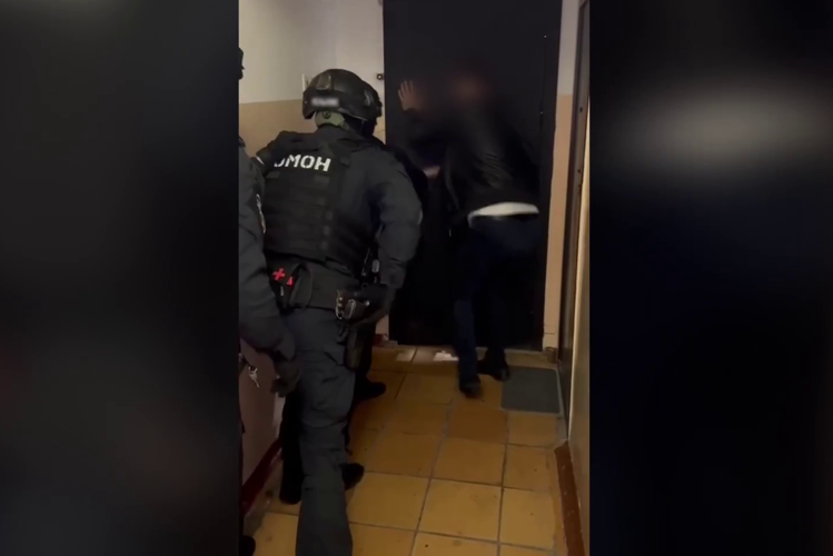 При содействии ОМОН Росгвардии в Красноярске задержаны подозреваемые в автоподставах (видео)