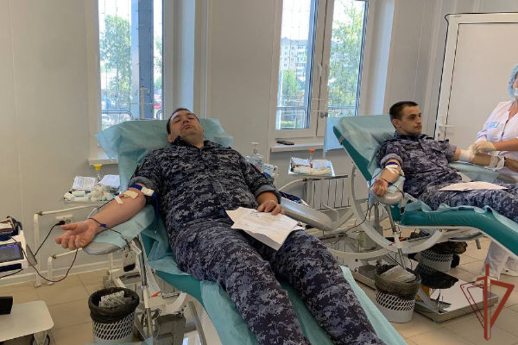 Акцию «От сердца к сердцу»  поддержали сотрудники Росгвардии из Саратова 