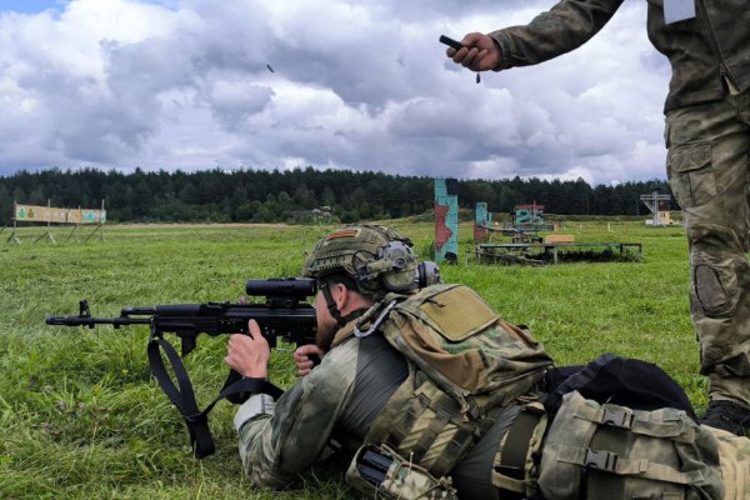 Сотрудники ОМОН «Зубр» Росгвардии прошли испытания на право ношения знака отличия полицейского спецназа