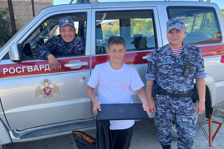 Сотрудники Росгвардии в Якутии вернули школьнику утерянный дорогостоящий ноутбук
