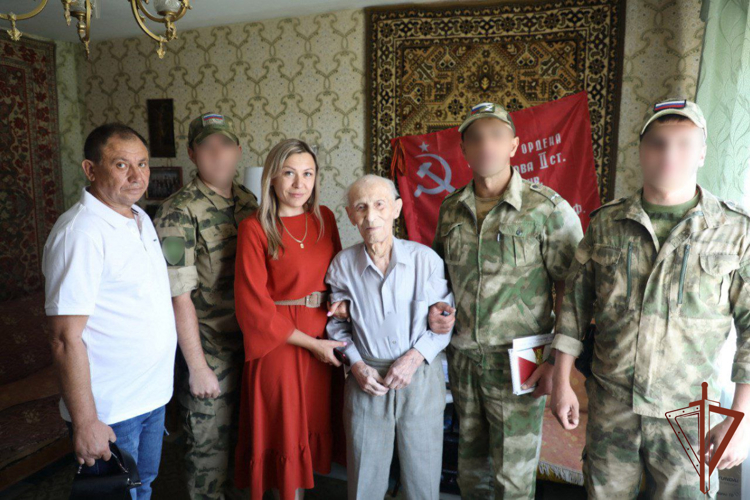 В Мариуполе росгвардейцы навестили 106-летнего участника Курской битвы (видео)