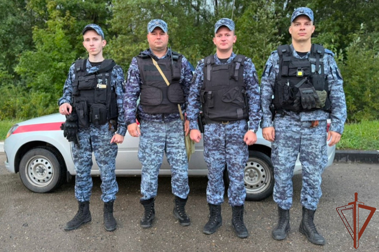 В Ярославле росгвардейцы спасли пострадавшего при падении ребенка