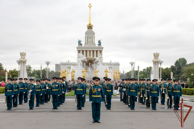 Сводный оркестр дивизии Дзержинского принял участие в торжественном шествии и концерте участников XVII Международного военно-музыкального фестиваля «Спасская башня»