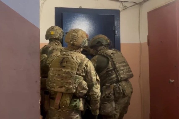 При силовой поддержке СОБР Росгвардии в Красноярском крае задержаны подозреваемые в похищении человека (видео)