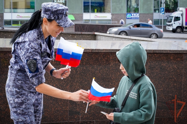 В регионах центральной России росгвардейцы приняли участие в мероприятиях ко Дню Государственного флага